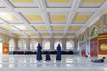Chinese muslim women praying at a mosque in shadian, Yunnan, china, 