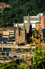 Paisaje del Metro de Medellin pasando por la Parroquia nuestra señora del perpetuo socorro