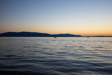 Naklejka premium Sunset at Bellingham Bay, Washington. Cornwall Beach Park. Blue hour ocean view.