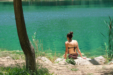 girl by the lake of sinizzo abruzzo