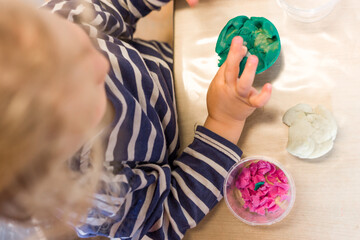 art thérapie pour enfant avec de la pate à modeler colorée verte et rose, amélioration du stress et de la motricité fine