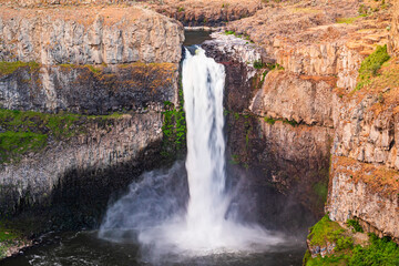 Fototapeta na wymiar Palouse falls pouring over cliffs.