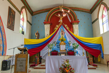 altar con imagenes religosas en catedral de Raquira