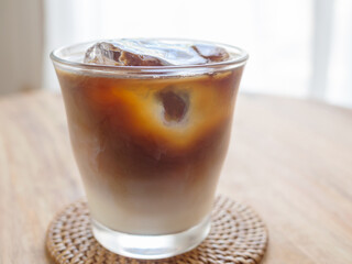 テーブルの上のアイスカフェオレ