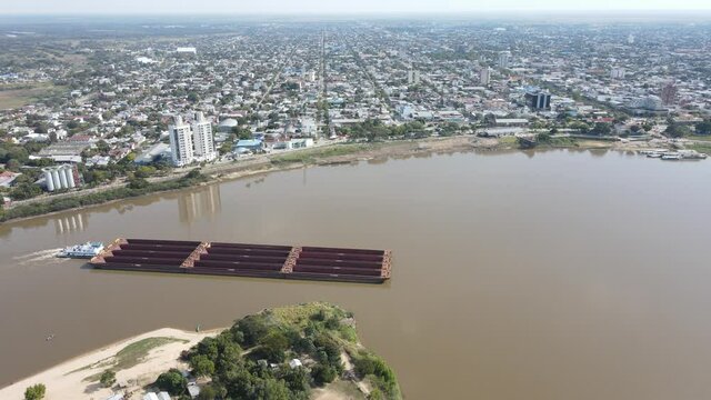 Barco de transporte en el rio Paraguay, Alberdi ciudad Latinoamerica America del sur