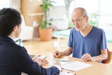 介護施設の説明を受ける高齢者