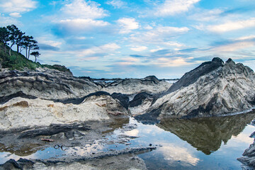 三浦半島 荒崎海岸/ 岩礁と青空/海