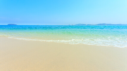 Fototapeta na wymiar bright sky on beach in Thailand, blue sky in summer