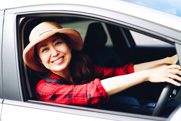 運転席と笑顔の女性