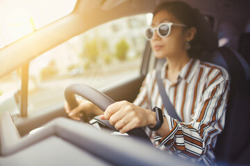運転する女性