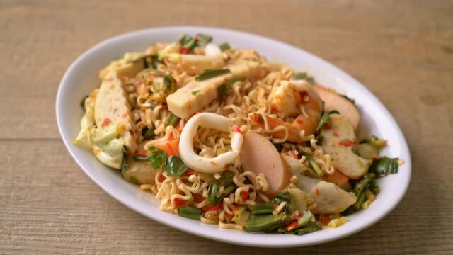 Instant noodle spicy salad with mixed meats - Asian food style