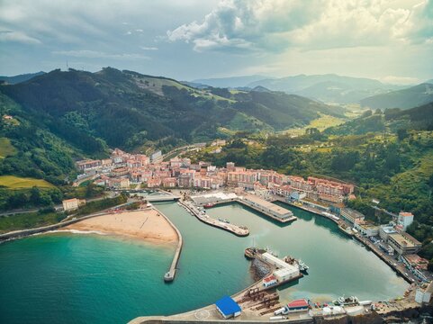 Pueblo de Ondarroa en el Pais Vasco - Adrian Sediles Embi