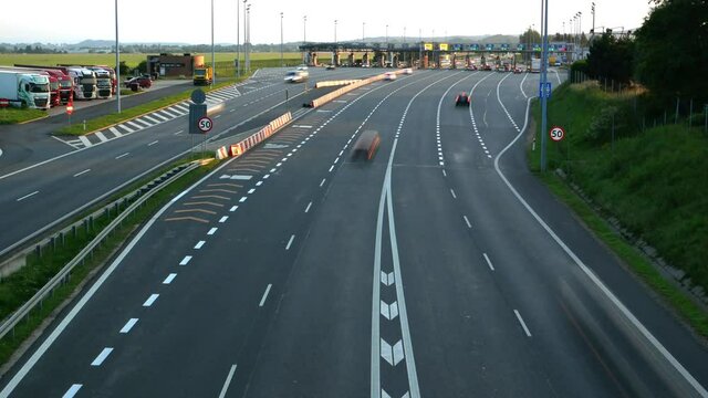 Autostrada. Duży ruch samochod&oacute;w. Time lapse.