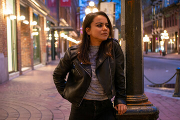 	イルミネーションの綺麗なダウンタウンで恋人を待つ外国人女性