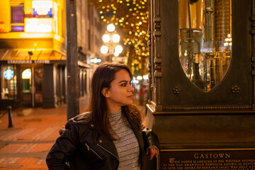	イルミネーションのきれいなダウンタウンで待つメキシコ人女性