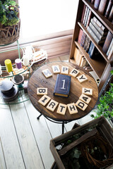 ハッピーバースデー　窓辺のテーブル上の1歳記念のデコレーション