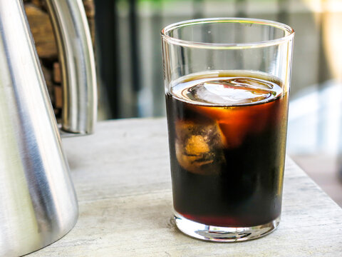 美味しいアイスコーヒーを外で飲む