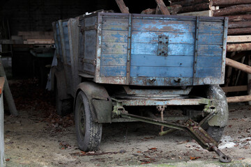 Alter Anhänger im Unterstand