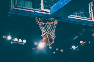 Fotobehang Scoren tijdens een basketbalwedstrijd bal in hoepel © erika8213