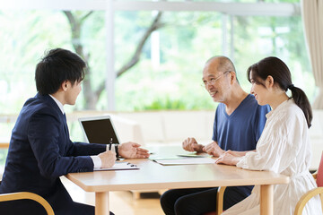 将来の相談をする親子