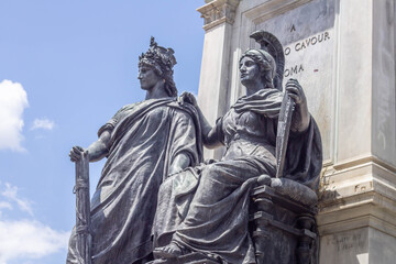 Fototapeta na wymiar King and queen bronze in the center at Monument to Cavour, there symbolizes is 