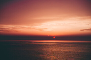 Naklejka na ściany i meble scarlet sunset on the sea