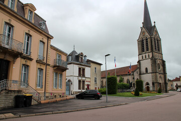 Fototapeta na wymiar houses and saint-rémy church in vittel in lorraine (france) 