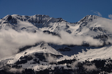Fototapeta na wymiar Mitte Mai im Berner Oberland; Blick von Brienz (Planalp) auf Wildgest