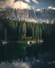 Papier Peint photo autocollant Forêt dans le brouillard Le Latemar mt et un bois reflété dans le lac Karersee par temps nuageux au coucher du soleil, Dolomites, Italie