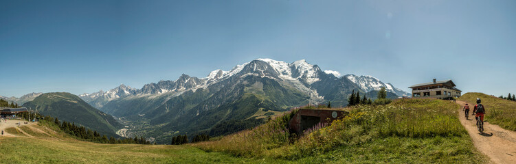 Fototapeta na wymiar Vue panoramique du massif du mont Blanc depuis Les Houches, Haute-Savoie, France
