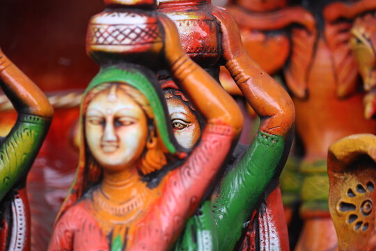shift of focus image of Ladies statue 