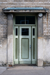 Fototapeta na wymiar Wooden door in the building