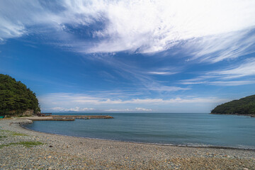 고흥 나로도 자갈 가득한 몽돌 해수욕장의 흰색 구름, 파란 하늘 풍경