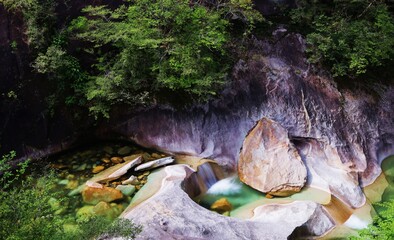 紺碧の流水と一枚岩の岩盤が美しい藤河内渓谷