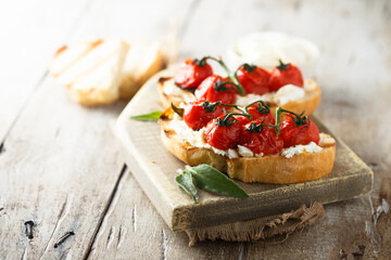 Tomato bruschetta with cream cheese and sage
