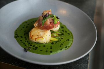 Roasted scallops with spinach and prosciutto 