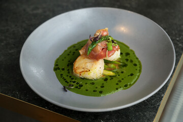Roasted scallops with spinach and prosciutto 
