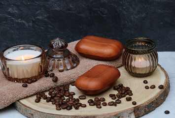 Spa Komposition mit Kaffee: Aromakerze mit Seife und Kaffeebohnen.
