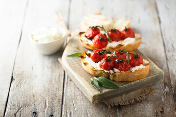 Tomato bruschetta with cream cheese and sage