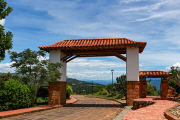 arco colonial en un pueblo mágico colombiano 