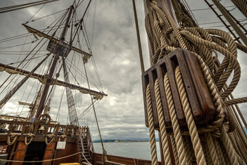 barco de vela antiguo o galeón o velero antiguo  - obrazy, fototapety, plakaty