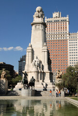 Estanque en los jardines de la plaza de España y monumento a Cervantes en el centro urbano de la...