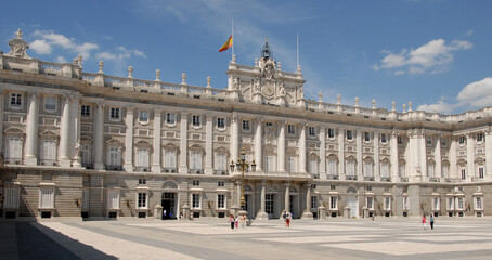 Fototapeta na wymiar Vista de la plaza de la Armería y fachada del Palacio Real en el centro histórico de la ciudad de Madrid, Capital de España