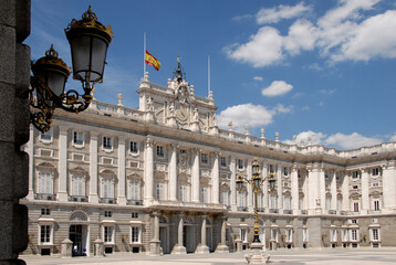 Fototapeta na wymiar Fachada de la plaza de la Armería del Palacio Real en el centro histórico de la ciudad de Madrid, Capital de España