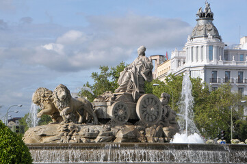 Obraz premium Fuente y plaza de Cibeles en el centro urbano de la ciudad de Madrid, capital de España