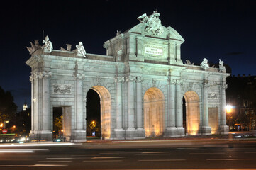 Fototapeta na wymiar Vista nocturna de la puerta de Alcalá en el centro histórico de la ciudad de Madrid, capital de España