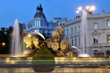 Vista al anochecer de la fuente y plaza de Cibeles en el centro histórico de la ciudad de Madrid,...