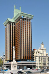 Plaza y torres de Colón en el centro urbano de la ciudad de Madrid, capital de España