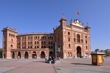 Obraz premium Plaza de toros de Las Ventas en el centro urbano de la ciudad de Madrid, capital de España