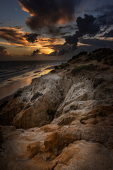 unas vistas de la bella playa de Mazagon, situada en la provincia de Huelva, España. Con sus acantilados, pinos, dunas ,
 vegetacion verde y un cielo con nubes. Atardeceres preciosos